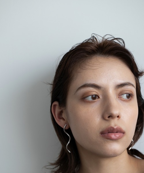 PAS TIERRA（パティエラ）の「-Lien- スパイラルピアス（ピアス（両耳用）・レディース・シルバー/イエローゴールド・FREE）」の5枚目の写真