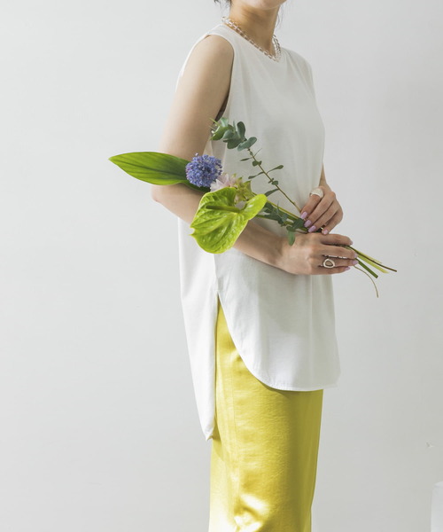 URBAN RESEARCH（アーバンリサーチ）の「ノースリーブラウンドヘムカットソー（Tシャツ/カットソー・レディース・オフホワイト/グレー系その他/イエロー系その他/ブラック・FREE）」の2枚目の写真