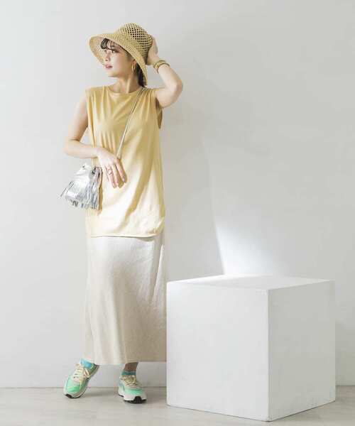 URBAN RESEARCH（アーバンリサーチ）の「ノースリーブラウンドヘムカットソー（Tシャツ/カットソー・レディース・オフホワイト/グレー系その他/イエロー系その他/ブラック・FREE）」の18枚目の写真