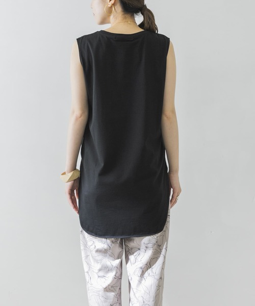 URBAN RESEARCH（アーバンリサーチ）の「ノースリーブラウンドヘムカットソー（Tシャツ/カットソー・レディース・オフホワイト/グレー系その他/イエロー系その他/ブラック・FREE）」の12枚目の写真