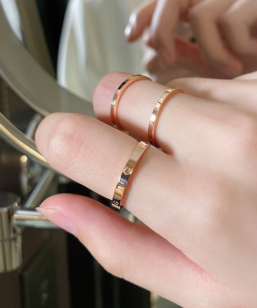 KOR(ケーオーアール)の「3連 デザインリング 重ね付け ラインストーン(リング・レディース・ゴールド系その他/ゴールド系その他2/ゴールド系その他3/ゴールド系その他4/ゴールド系その他5/ゴールド系その他6・ONESIZE)」の4枚目の写真