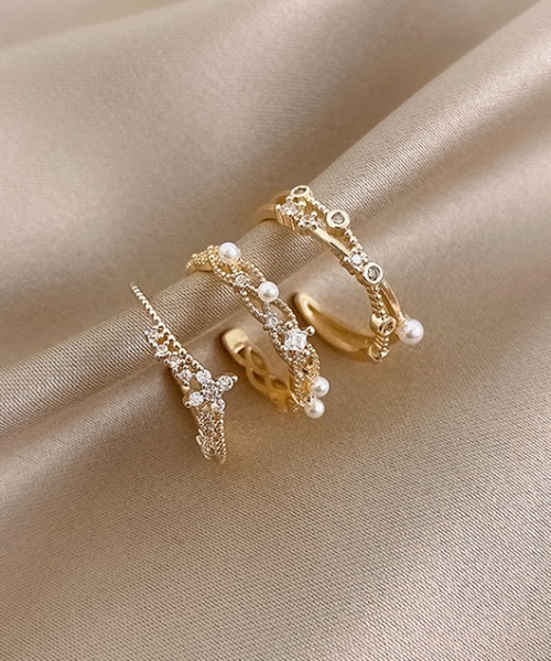 KOR(ケーオーアール)の「3連 デザインリング 重ね付け ラインストーン(リング・レディース・ゴールド系その他/ゴールド系その他2/ゴールド系その他3/ゴールド系その他4/ゴールド系その他5/ゴールド系その他6・ONESIZE)」の8枚目の写真