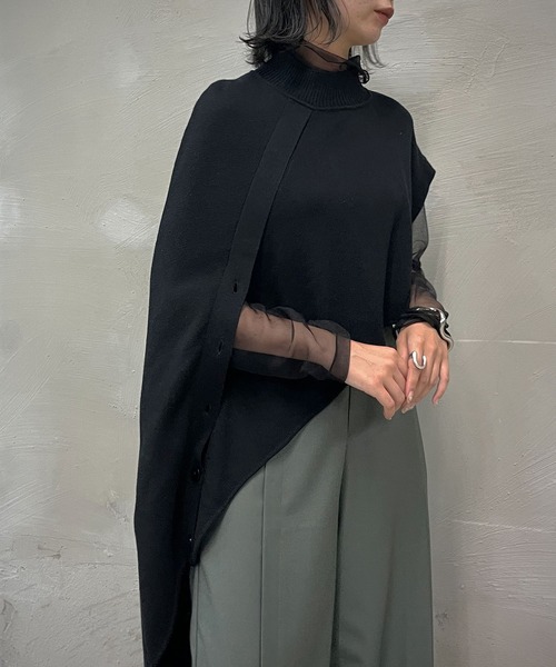 &g'aime（アンジェム）の「【&g’aime】ケープレイヤードニット（ニット/セーター・レディース・チャコールグレー/ブラック/ブラウン/グレイッシュベージュ・FREE）」の5枚目の写真