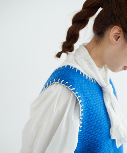 chambre de charme(シャンブルドゥシャーム)の「cdc ウール/ナイロン ブランケットステッチ ベスト(ベスト・レディース・ホワイト/ブルー/レッド・FREE)」の10枚目の写真