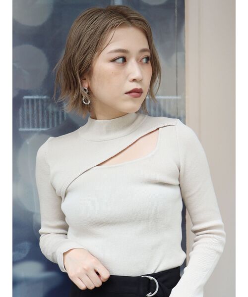 MURUA（ムルーア）の「変形ネックニット（ニット/セーター・レディース・アイボリー/ブラック/モカ/ベージュ/ブルー/ブラウン・FREE）」の2枚目の写真