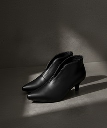 LibertyDoll（リバティードール）の「LibertyDoll ポインテッドトゥ5.5㎝ピンヒールVカット美脚ショートブーティ（ブーツ）」