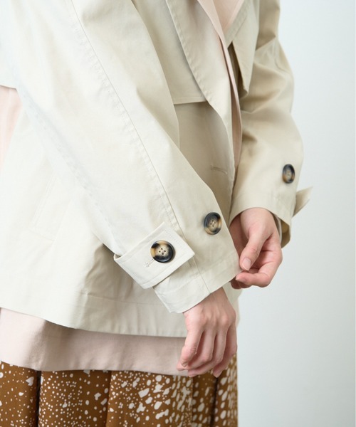 HERENCIA(ヘレンチア)の「レイヤードデザイン ツイル ショート トレンチ(トレンチコート・レディース・ブラック/ミント/ライトベージュ・MEDIUM)」の11枚目の写真