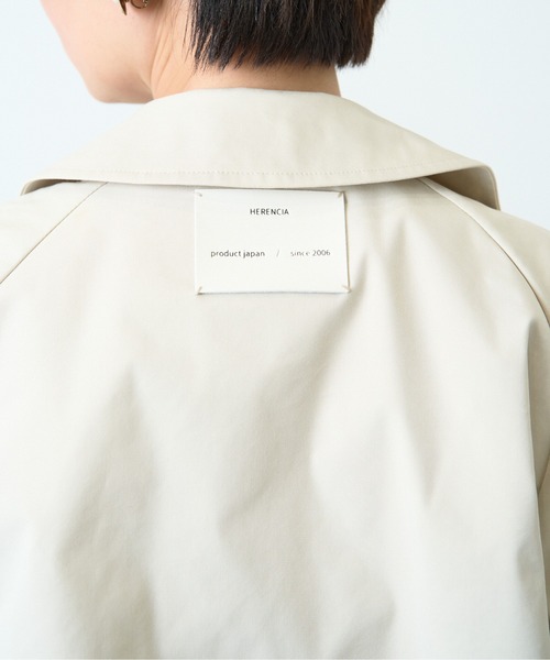 HERENCIA(ヘレンチア)の「レイヤードデザイン ツイル ショート トレンチ(トレンチコート・レディース・ブラック/ミント/ライトベージュ・MEDIUM)」の4枚目の写真