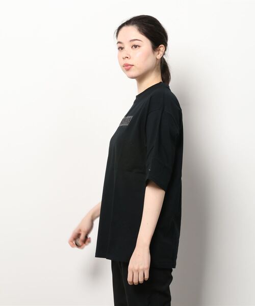 1PIU1UGUALE3  RELAX （ウノピゥウノウグァーレトレ リラックス）の「[1PIU1UGUALE3/ウノピュウウノウグァーレトレ] 別注 エンボスボックスロゴTシャツ（Tシャツ/カットソー・レディース・ホワイト/ブラック・S/L/M）」の6枚目の写真