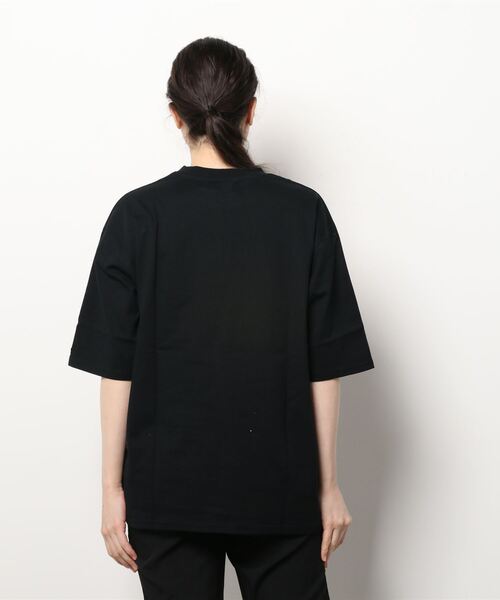 1PIU1UGUALE3  RELAX （ウノピゥウノウグァーレトレ リラックス）の「[1PIU1UGUALE3/ウノピュウウノウグァーレトレ] 別注 エンボスボックスロゴTシャツ（Tシャツ/カットソー・レディース・ホワイト/ブラック・S/L/M）」の7枚目の写真