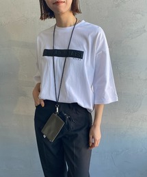 [1PIU1UGUALE3/ウノピュウウノウグァーレトレ] 別注 エンボスボックスロゴTシャツ