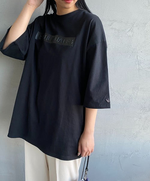 1PIU1UGUALE3  RELAX （ウノピゥウノウグァーレトレ リラックス）の「[1PIU1UGUALE3/ウノピュウウノウグァーレトレ] 別注 エンボスボックスロゴTシャツ（Tシャツ/カットソー・レディース・ホワイト/ブラック・S/L/M）」の2枚目の写真