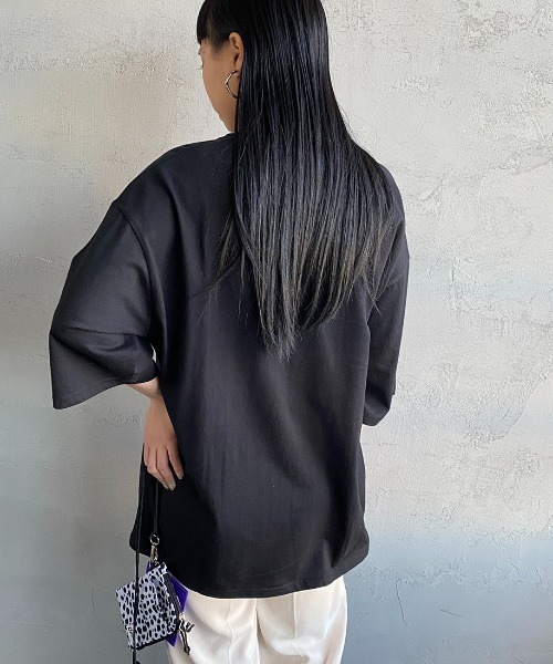 1PIU1UGUALE3  RELAX （ウノピゥウノウグァーレトレ リラックス）の「[1PIU1UGUALE3/ウノピュウウノウグァーレトレ] 別注 エンボスボックスロゴTシャツ（Tシャツ/カットソー・レディース・ホワイト/ブラック・S/L/M）」の4枚目の写真