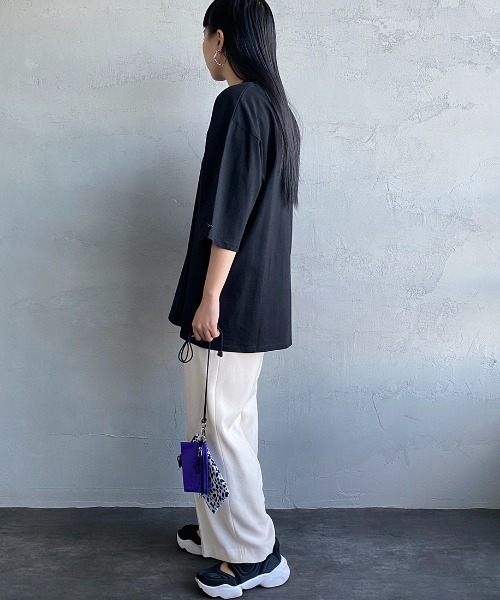 1PIU1UGUALE3  RELAX （ウノピゥウノウグァーレトレ リラックス）の「[1PIU1UGUALE3/ウノピュウウノウグァーレトレ] 別注 エンボスボックスロゴTシャツ（Tシャツ/カットソー・レディース・ホワイト/ブラック・S/L/M）」の3枚目の写真