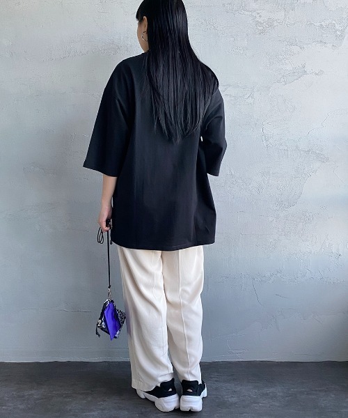 1PIU1UGUALE3  RELAX （ウノピゥウノウグァーレトレ リラックス）の「[1PIU1UGUALE3/ウノピュウウノウグァーレトレ] 別注 エンボスボックスロゴTシャツ（Tシャツ/カットソー・レディース・ホワイト/ブラック・S/L/M）」の5枚目の写真