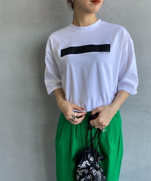 1PIU1UGUALE3  RELAX （ウノピゥウノウグァーレトレ リラックス）の「[1PIU1UGUALE3/ウノピュウウノウグァーレトレ] 別注 エンボスボックスロゴTシャツ（Tシャツ/カットソー・レディース・ホワイト/ブラック・S/L/M）」の14枚目の写真