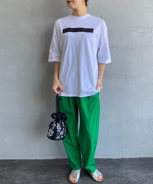 1PIU1UGUALE3  RELAX （ウノピゥウノウグァーレトレ リラックス）の「[1PIU1UGUALE3/ウノピュウウノウグァーレトレ] 別注 エンボスボックスロゴTシャツ（Tシャツ/カットソー・レディース・ホワイト/ブラック・S/L/M）」の20枚目の写真