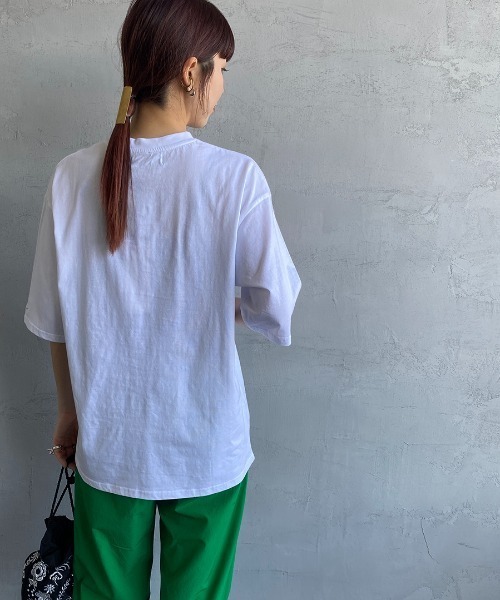 1PIU1UGUALE3  RELAX （ウノピゥウノウグァーレトレ リラックス）の「[1PIU1UGUALE3/ウノピュウウノウグァーレトレ] 別注 エンボスボックスロゴTシャツ（Tシャツ/カットソー・レディース・ホワイト/ブラック・S/L/M）」の22枚目の写真