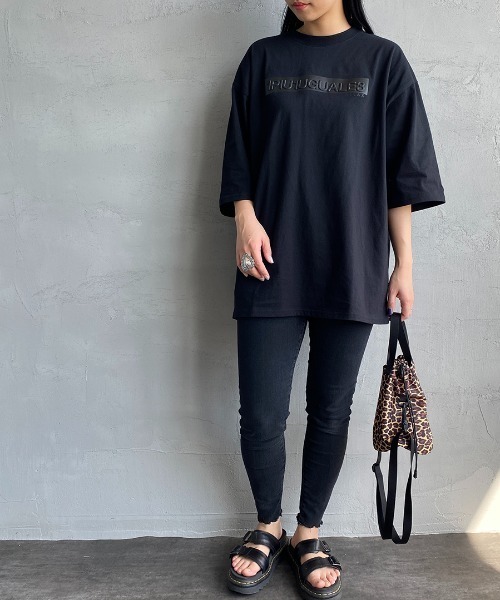 1PIU1UGUALE3  RELAX （ウノピゥウノウグァーレトレ リラックス）の「[1PIU1UGUALE3/ウノピュウウノウグァーレトレ] 別注 エンボスボックスロゴTシャツ（Tシャツ/カットソー・レディース・ホワイト/ブラック・S/L/M）」の11枚目の写真