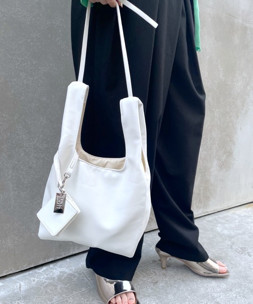 loti(ロティ)の「WEB限定 loti ミニコインケース付トート(ショルダーバッグ・レディース・ホワイト/ホワイト系その他/ブラック/ブラック系その他/イエロー/シルバー・ONE SIZE)」の2枚目の写真