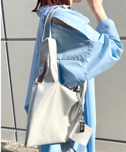 loti(ロティ)の「WEB限定 loti ミニコインケース付トート(ショルダーバッグ・レディース・ホワイト/ホワイト系その他/ブラック/ブラック系その他/イエロー/シルバー・ONE SIZE)」の10枚目の写真