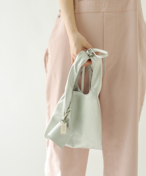 loti(ロティ)の「WEB限定 loti ミニコインケース付トート(ショルダーバッグ・レディース・ホワイト/ホワイト系その他/ブラック/ブラック系その他/イエロー/シルバー・ONE SIZE)」の22枚目の写真