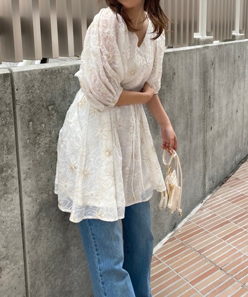 one after another NICE CLAUP（ワンアフターアナザーナイスクラップ）の「シアー刺しゅうマルチブラウス（シャツ/ブラウス・レディース・オフホワイト/ホワイト系その他/ホワイト系その他2・FREE）」の4枚目の写真