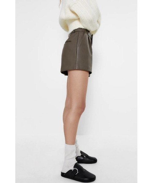 .KOM（ドットコム）の「A'GEM/9 × .kom 『.kom/ドットケーオーエム』エコレザー素材 ショートパンツ（その他パンツ・レディース・ブラウン/ブラック・M/L/S）」の7枚目の写真