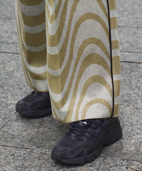 adidas（アディダス）の「【ADIDAS / アディダス】 ASTIR W（スニーカー・レディース・ブラック/ホワイト・23cm/24cm/25cm）」の4枚目の写真