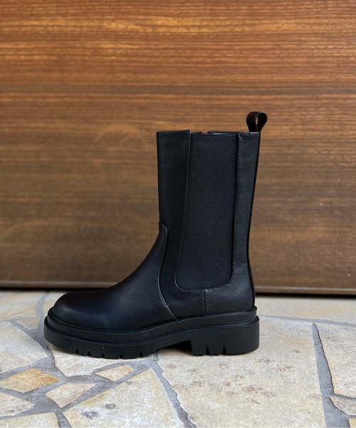 Chez toi(シェトワ)の「トラックソールミドル丈ブーツ(ブーツ・レディース・ブラック・S/M/L)」の3枚目の写真