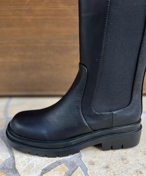 Chez toi(シェトワ)の「トラックソールミドル丈ブーツ(ブーツ・レディース・ブラック・S/M/L)」の2枚目の写真