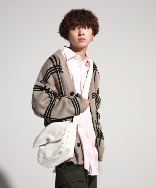 SPINNS（スピンズ）の「【シンプルデザイン】フラップバック（ショルダーバッグ・メンズ・ブラック/オフホワイト・ONESIZE）」の2枚目の写真