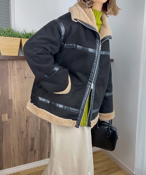 JUNOAH（ジュノア）の「フェイクムートンファージャケット（ムートンコート・レディース・グレイッシュベージュ/ブラック・MEDIUM/LARGE/X-LARGE）」の4枚目の写真