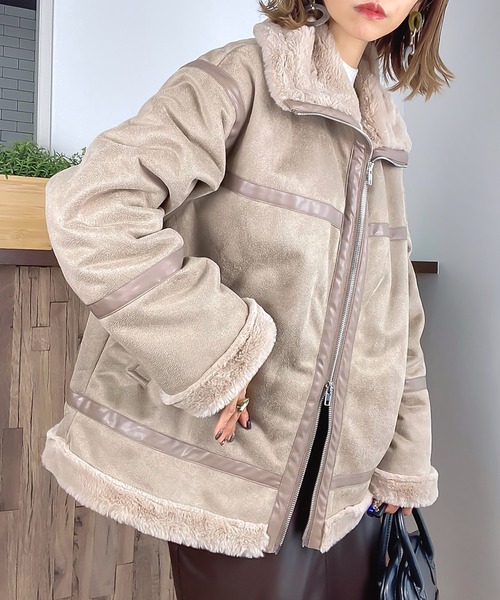 JUNOAH（ジュノア）の「フェイクムートンファージャケット（ムートンコート・レディース・グレイッシュベージュ/ブラック・MEDIUM/LARGE/X-LARGE）」の9枚目の写真