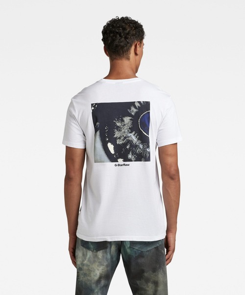 G-STAR(ジースター)の「BACK PHOTO PRINT T-SHIRT/フォトT/ロゴT/バックプリント(Tシャツ/カットソー・メンズ・ホワイト/ダークブラック/ベージュ系その他・LARGE/MEDIUM/SMALL/X-LARGE/X-SMALL)」の2枚目の写真