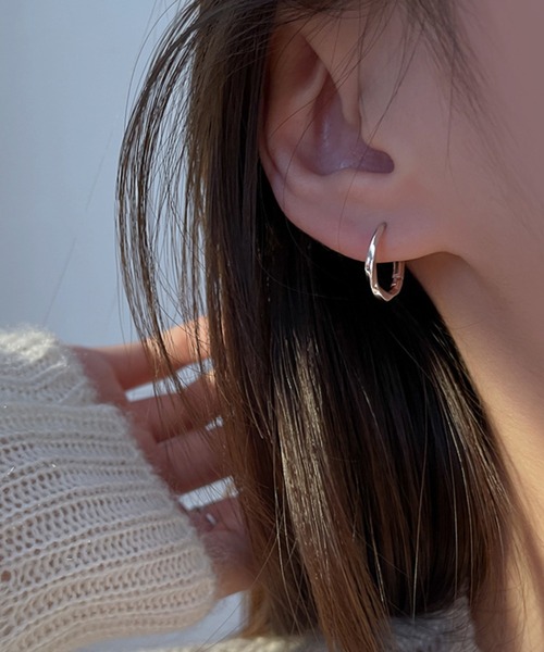 ARCHIVER(アーカイバ)の「【Bz】ツイストリングミニフープピアス/ペア(RZ)(ピアス(両耳用)・メンズ・ゴールド/シルバー・FREE)」の1枚目の写真