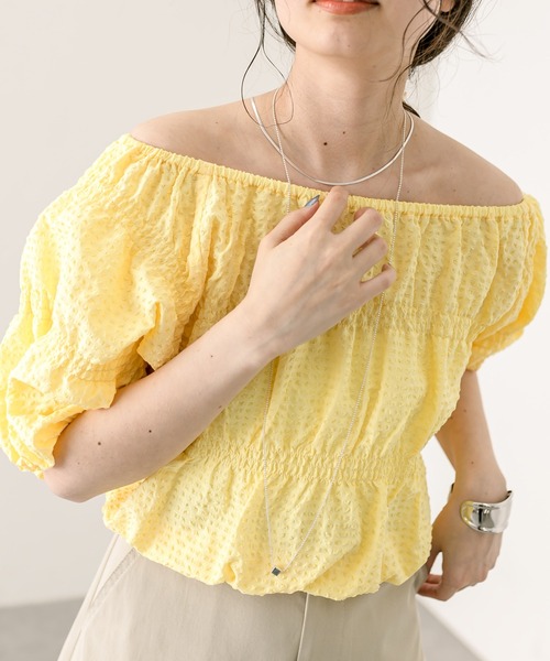 mystic（ミスティック）の「エンボスオフショルブラウス（シャツ/ブラウス・レディース・オフホワイト/ブラック/イエロー・FREE）」の3枚目の写真