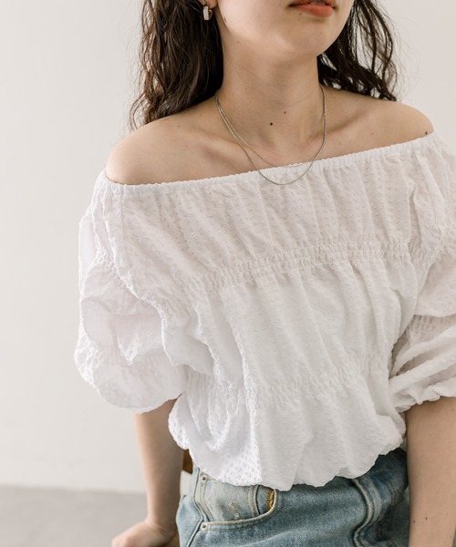 mystic（ミスティック）の「エンボスオフショルブラウス（シャツ/ブラウス・レディース・オフホワイト/ブラック/イエロー・FREE）」の4枚目の写真