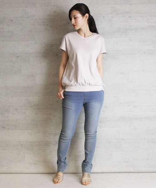 atONE(アットワン)の「atONE コットンフライスVネックフレンチTシャツ(Tシャツ/カットソー・レディース・ブラック/オフホワイト/ピンクベージュ・LL~3L/4L~5L/M-L)」の5枚目の写真