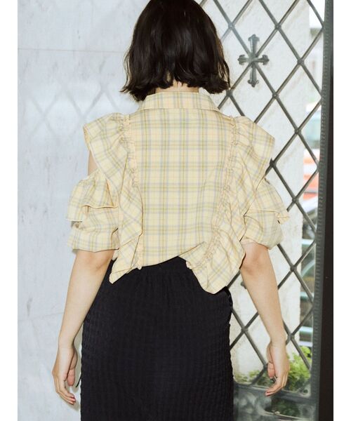 jouetie(ジュエティ)の「オフショルフリルブラウス(シャツ/ブラウス・レディース・ブラック/オフホワイト/イエロー・MEDIUM)」の6枚目の写真