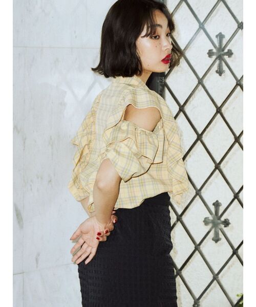 jouetie(ジュエティ)の「オフショルフリルブラウス(シャツ/ブラウス・レディース・ブラック/オフホワイト/イエロー・MEDIUM)」の5枚目の写真