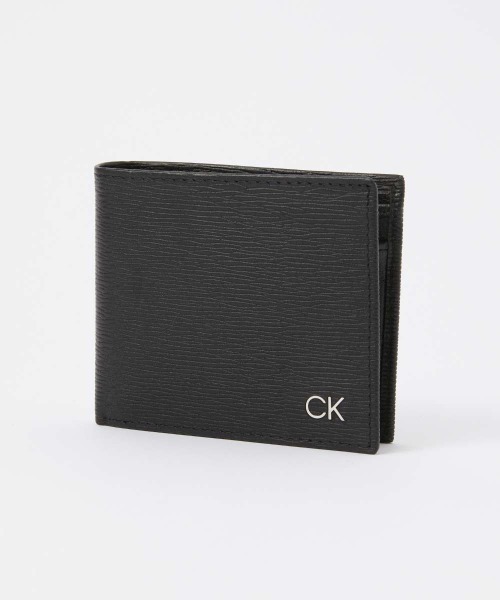 Calvin Klein(カルバン・クライン)の「Calvin Klein BILLFOLD RIVER PRINT WITH COIN POCKET カルバンクライン 型押し 2つ折り財布(財布・メンズ・ブラック・FREE)」の1枚目の写真