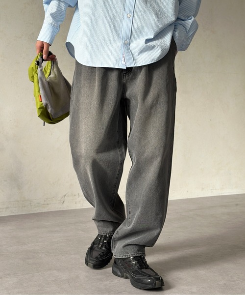 CPCM（シーピーシーエム）の「タックワイドテーパードデニム（デニムパンツ・メンズ・ブラック/ブラウン/ネイビー/ブルー/ブルー系その他/ブラック系その他/インディゴブルー/ブルー系その他3/ブラック系その他3・MEDIUM/LARGE/SMALL）」の4枚目の写真