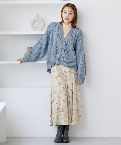 mysty woman（ミスティウーマン）の「ケーブルアミVネックカーデ　975240（カーディガン/ボレロ・レディース・ブラウン/ブラック/グレイッシュブルー/オフホワイト・FREE）」の5枚目の写真