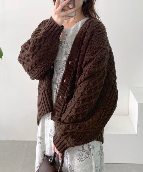 mysty woman（ミスティウーマン）の「ケーブルアミVネックカーデ　975240（カーディガン/ボレロ・レディース・ブラウン/ブラック/グレイッシュブルー/オフホワイト・FREE）」の13枚目の写真