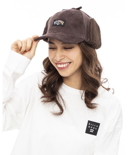 BILLABONG（ビラボン）の「BILLABONG レディース TRAPPER CAP キャップ 【2023年秋冬モデル】/ビラボンコーデュロイブランドロゴトラッパーキャップ（キャップ・レディース・ブラウン/ブラック/オフホワイト・FREE）」の4枚目の写真