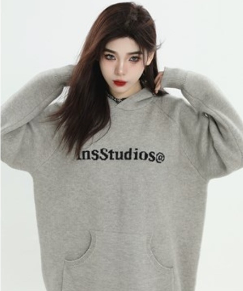 A'GEM/9 × .kom『INSstudios/インスステュディオス』ロゴフーディーパーカー（パーカー）｜A‘gem 9（エージェムナイン）