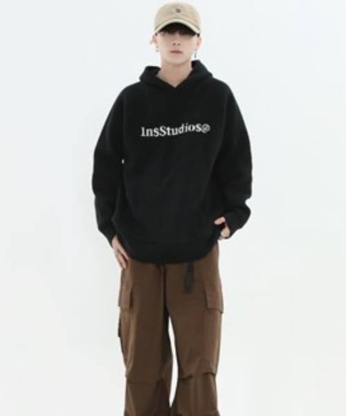 A'GEM/9 × .kom『INSstudios/インスステュディオス』ロゴフーディーパーカー（パーカー）｜A‘gem 9（エージェムナイン）