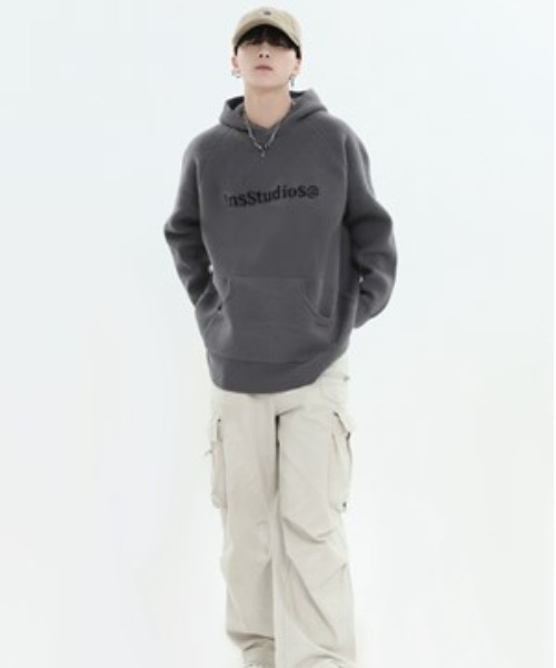 A'GEM/9 × .kom『INSstudios/インスステュディオス』ロゴフーディーパーカー（パーカー）｜A‘gem 9（エージェムナイン）