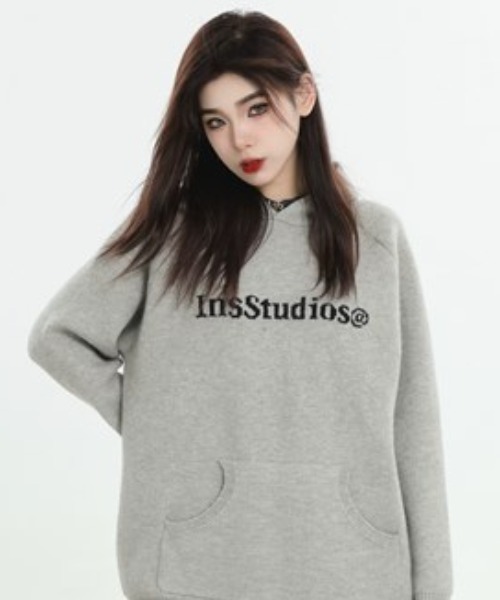 A'GEM/9 × .kom『INSstudios/インスステュディオス』ロゴフーディーパーカー（パーカー）｜A‘gem 9（エージェムナイン）